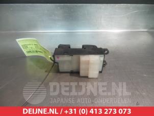 Nissan Almera Tino Combischakelaar ramen O311668 foto 2
