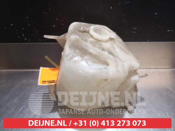 Daihatsu Sirion Scheibensprühertank vorne O340735