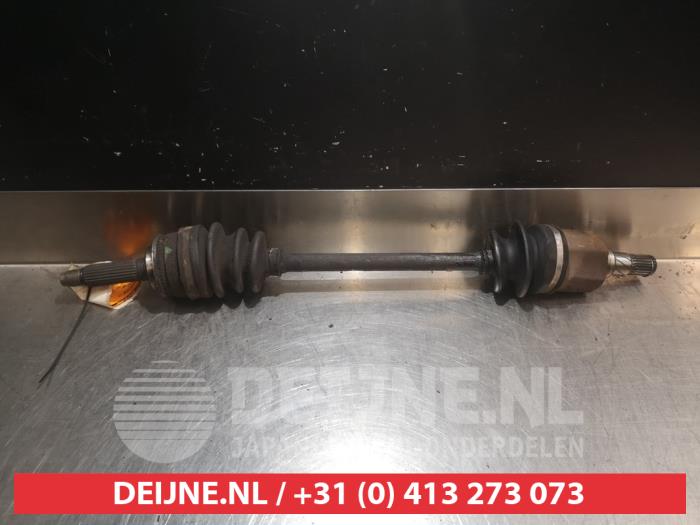 Suzuki Swift Aandrijfas links-voor O318414