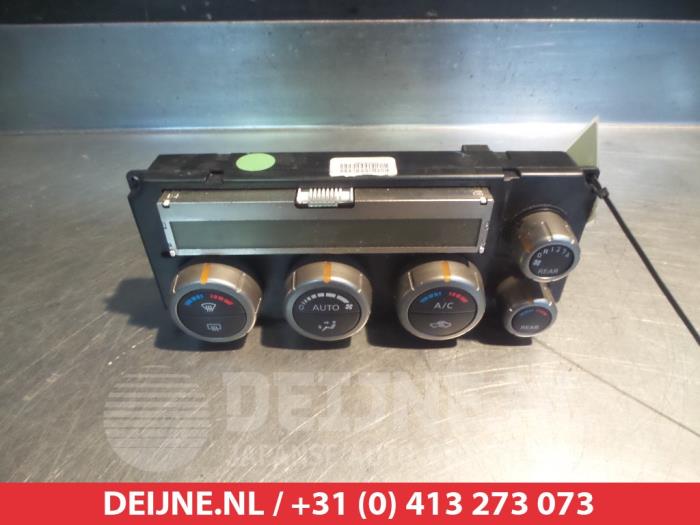 Nissan Pathfinder Heater control panel O305745