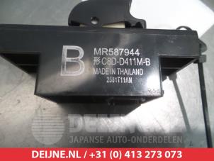 Mitsubishi ASX Electric window switch O311332 photo 3