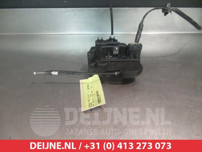 Nissan Navara Front door lock mechanism 4-door, right O280840