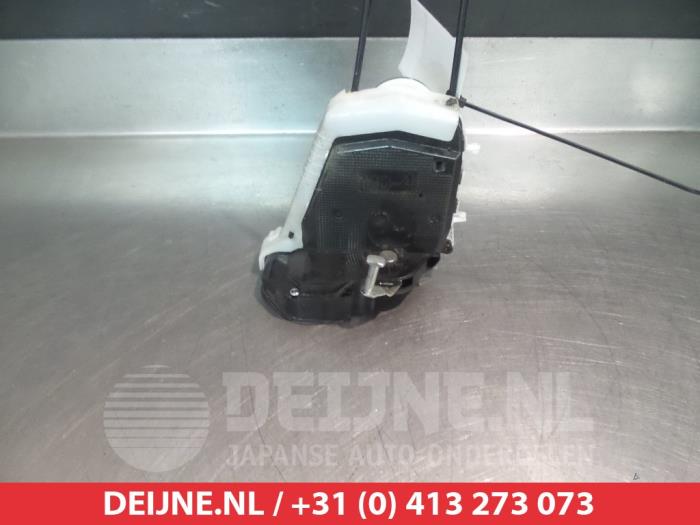 Toyota Verso-S Deurslot Mechaniek 4Deurs rechts-achter O281893