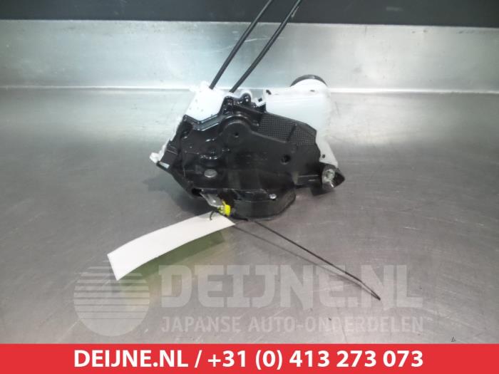 Toyota Verso-S Door lock mechanism 4-door, front left O279932