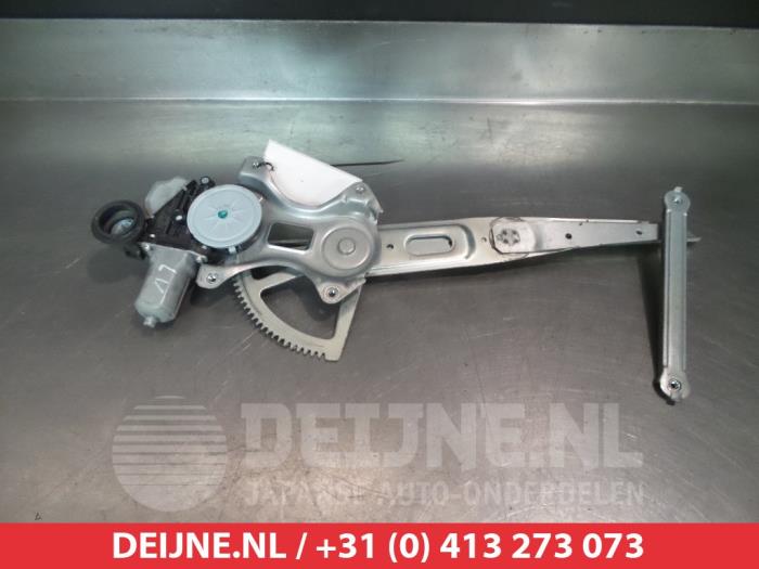 Toyota Verso-S Ruitmechaniek 4Deurs links-voor O276095
