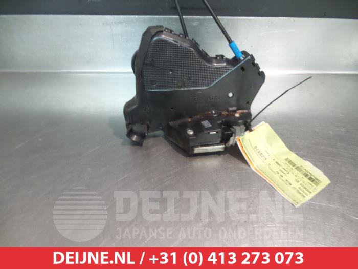Toyota Avensis Front door lock mechanism 4-door, right O281221