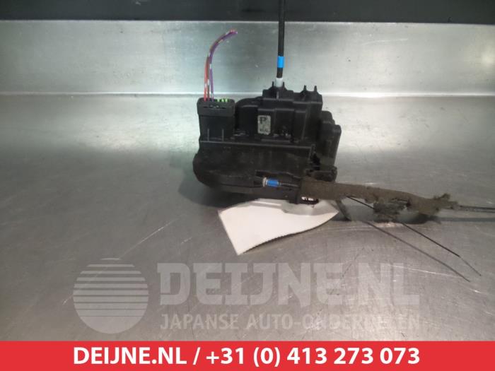 Nissan Navara Deurslot Mechaniek 4Deurs links-achter O280165