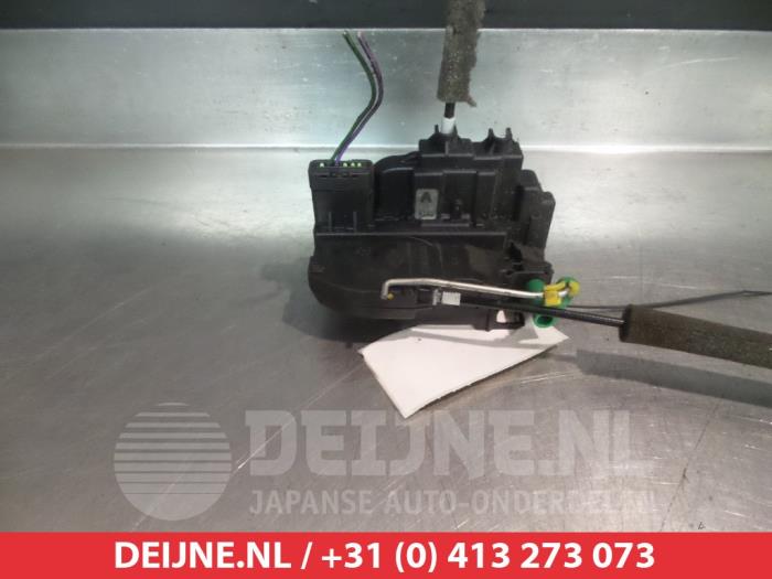 Nissan Navara Deurslot Mechaniek 4Deurs links-voor O279528
