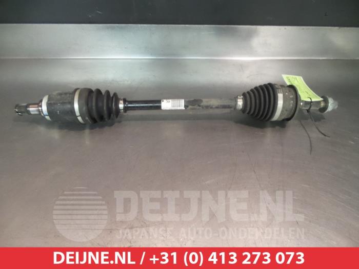 Suzuki Swift Aandrijfas links-voor O318554