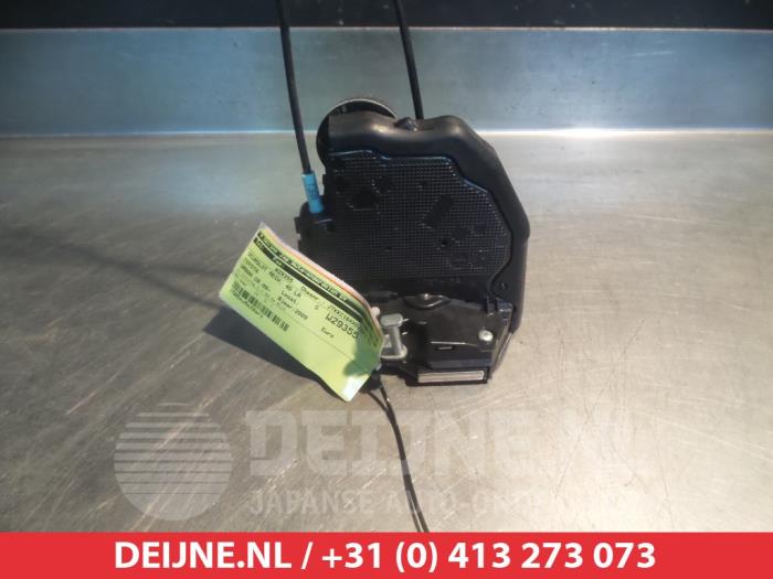 Toyota Urban Cruiser Deurslot Mechaniek 4Deurs links-achter O280563