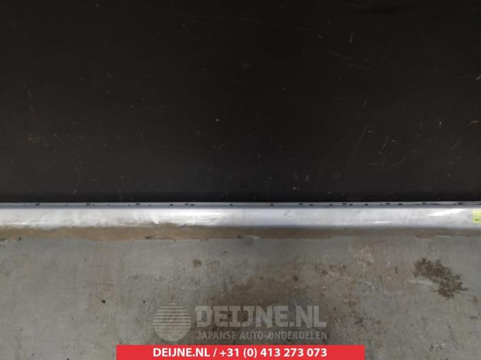 Toyota Corolla Verso Zijskirt links O292299