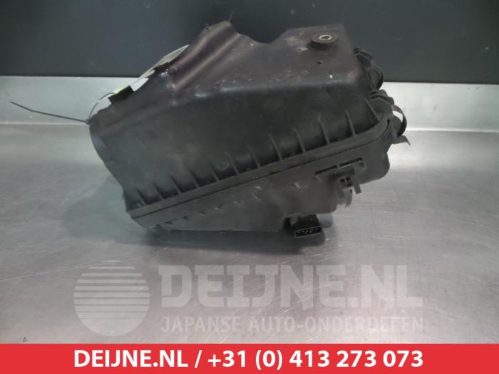 Gebruikte Luchtfilterhuis Toyota Avensis (T25/B1B) 2.0 16V D-4D 115 Prijs € 25,00 Margeregeling aangeboden door V.Deijne Jap.Auto-onderdelen BV
