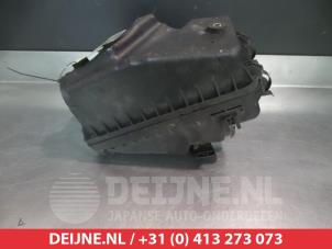Gebruikte Luchtfilterhuis Toyota Avensis (T25/B1B) 2.0 16V D-4D 115 Prijs € 25,00 Margeregeling aangeboden door V.Deijne Jap.Auto-onderdelen BV
