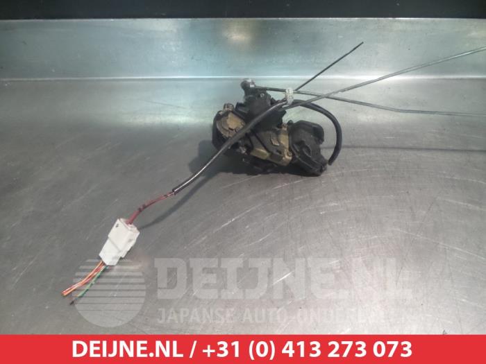 Mazda 323 Türschlossmechanik 4-türig rechts hinten O386390