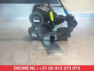 Toyota Avensis Door lock mechanism 4-door, front left O279899 photo 2