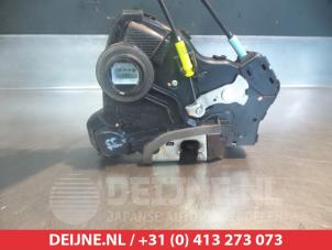 Toyota Hilux Door lock mechanism 4-door, front left O279850 photo 2