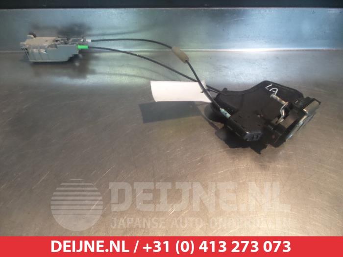 Toyota Hilux Deurslot Mechaniek 4Deurs links-achter O280525