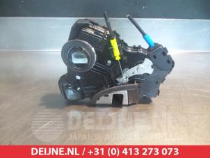 Toyota Auris Door lock mechanism 4-door, front left O279916 photo 2