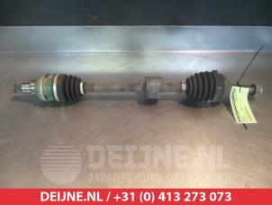 Gebruikte Aandrijfas links-voor Daihatsu Materia 1.5 16V Prijs € 75,00 Margeregeling aangeboden door V.Deijne Jap.Auto-onderdelen BV