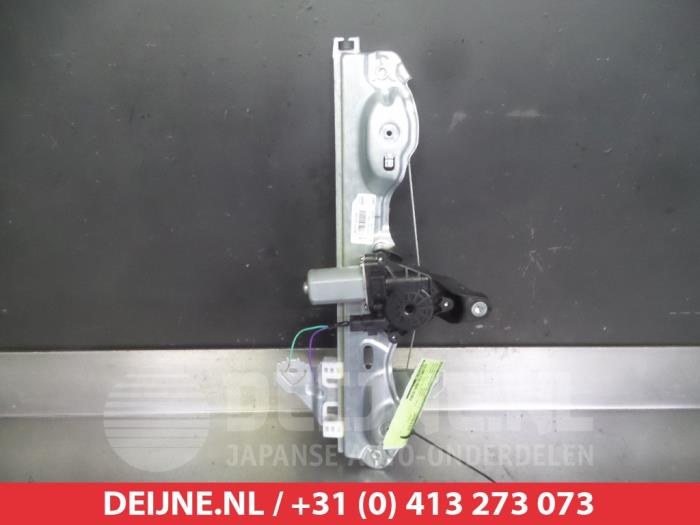 Nissan Pulsar Ruitmechaniek 4Deurs links-achter O290459