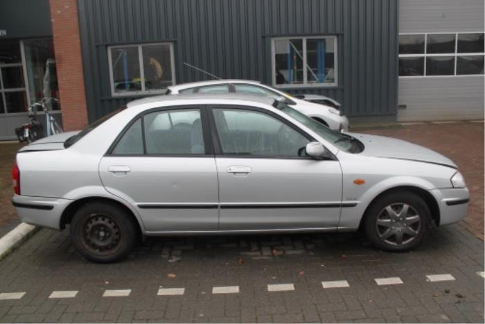 Mazda 323 Tür 4-türig rechts vorne O272960