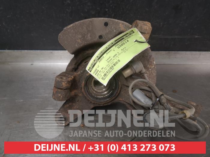 Mazda 323 Fusee links-voor O322282