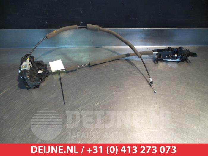 Nissan Pulsar Front door lock mechanism 4-door, right O280828