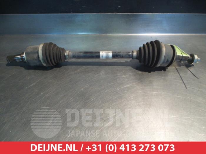 Suzuki Swift Aandrijfas links-voor O318549