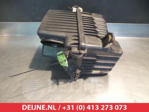 Gebruikte Luchtfilterhuis Hyundai Santa Fe II (CM) 2.7 V6 24V 4x2 Prijs € 50,00 Margeregeling aangeboden door V.Deijne Jap.Auto-onderdelen BV