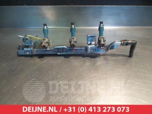 Gebruikte Injector brug Mazda 2 (DE) 1.3 16V S-VT Prijs € 65,00 Margeregeling aangeboden door V.Deijne Jap.Auto-onderdelen BV