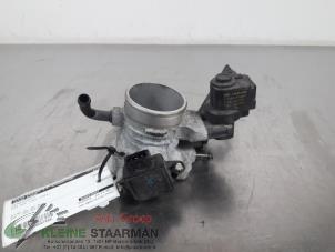 Gebruikte Gasklephuis Kia Rio (DC22/24) 1.5 16V Prijs € 42,50 Margeregeling aangeboden door Kleine Staarman B.V. Autodemontage