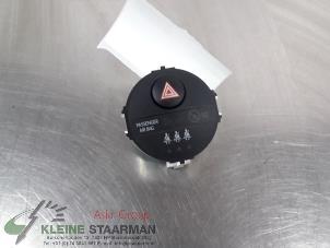 Gebruikte Alarmlicht Schakelaar Toyota Yaris III (P13) 1.5 16V Hybrid Prijs € 42,50 Margeregeling aangeboden door Kleine Staarman B.V. Autodemontage