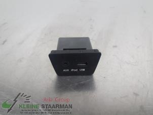 Gebruikte AUX/USB aansluiting Hyundai iX35 (LM) 1.6 GDI 16V Prijs op aanvraag aangeboden door Kleine Staarman B.V. Autodemontage