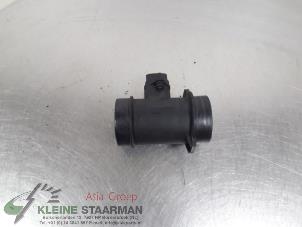 Gebruikte Luchthoeveelheidsmeter Kia Carens II (FJ) 1.8i 16V Prijs op aanvraag aangeboden door Kleine Staarman B.V. Autodemontage