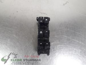Gebruikte Elektrisch Raam Schakelaar Hyundai i10 (B5) 1.0 12V Prijs € 60,00 Margeregeling aangeboden door Kleine Staarman B.V. Autodemontage
