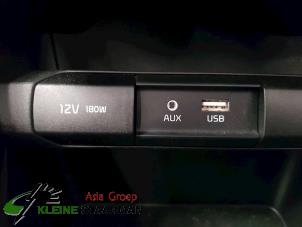 Gebruikte AUX/USB aansluiting Kia Picanto (JA) 1.2 16V Prijs op aanvraag aangeboden door Kleine Staarman B.V. Autodemontage