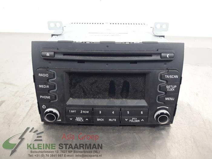 Radio CD Speler van een Kia Sportage (SL) 1.7 CRDi 16V 4x2 2015
