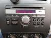 Radio CD Speler van een Suzuki SX4 (EY/GY), 2006 1.6 16V VVT Comfort,Exclusive Autom., SUV, Benzine, 1.586cc, 79kW (107pk), FWD, M16AVVT, 2006-06, EYA21S; GYA21S 2008