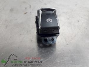 Gebruikte Handrem schakelaar Nissan Qashqai (J11) 1.2 DIG-T 16V Prijs € 42,50 Margeregeling aangeboden door Kleine Staarman B.V. Autodemontage