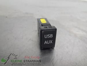 Gebruikte AUX/USB aansluiting Toyota Auris (E15) 1.8 16V HSD Full Hybrid Prijs op aanvraag aangeboden door Kleine Staarman B.V. Autodemontage