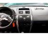 Radio CD Speler van een Suzuki SX4 (EY/GY), 2006 1.6 16V VVT Comfort,Exclusive Autom., SUV, Benzine, 1.586cc, 79kW (107pk), FWD, M16AVVT, 2006-06, EYA21S; GYA21S 2009