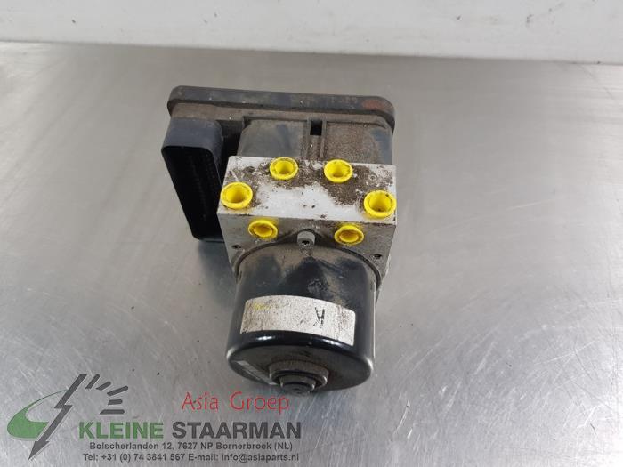 ABS Pomp van een Mazda 2 (DE) 1.3 16V MZR 2013