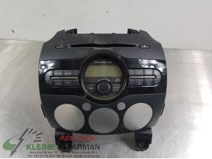 Gebruikte Radio CD Speler Mazda 2 (DE) 1.3 16V MZR Prijs op aanvraag aangeboden door Kleine Staarman B.V. Autodemontage