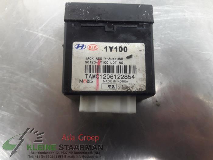 AUX/USB aansluiting van een Kia Picanto (TA) 1.2 16V 2013