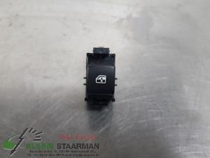 Gebruikte Schakelaar Elektrisch Raam Mitsubishi Outlander (GF/GG) 2.0 16V PHEV 4x4 Prijs € 51,43 Inclusief btw aangeboden door Kleine Staarman B.V. Autodemontage