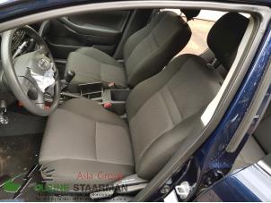 Gebruikte Voorstoel links Toyota Avensis (T25/B1B) 1.6 16V VVT-i Prijs op aanvraag aangeboden door Kleine Staarman B.V. Autodemontage