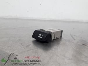 Gebruikte Schakelaar Achteruitverwarming Kia Rio II (DE) 1.4 16V Prijs op aanvraag aangeboden door Kleine Staarman B.V. Autodemontage