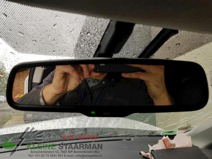 Spiegel binnen van een Toyota Auris (E18) 1.8 16V Hybrid 2013