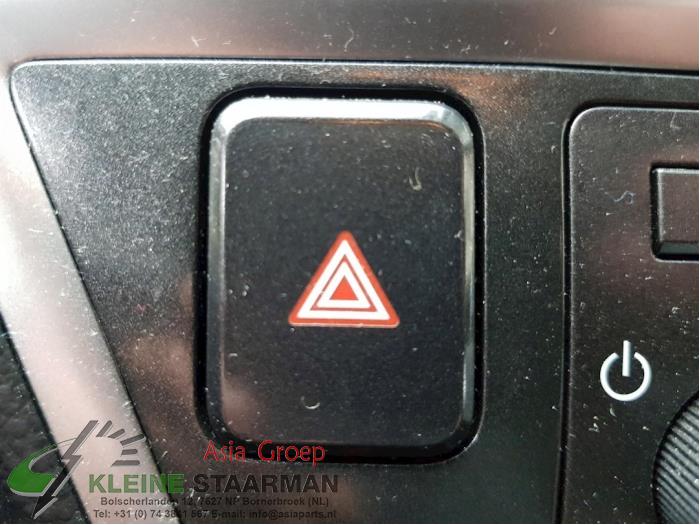 Gevarenlicht Schakelaar van een Toyota Auris (E18) 1.8 16V Hybrid 2013