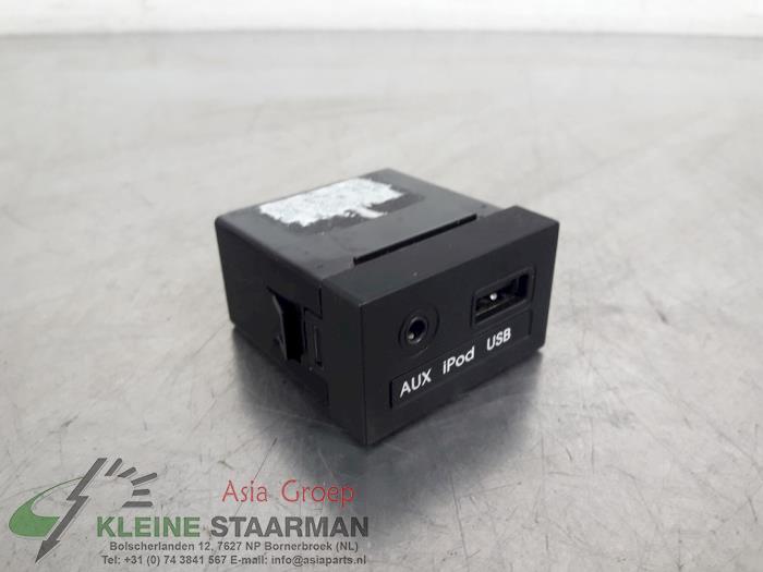 AUX/USB aansluiting van een Kia Picanto (TA) 1.0 12V 2015